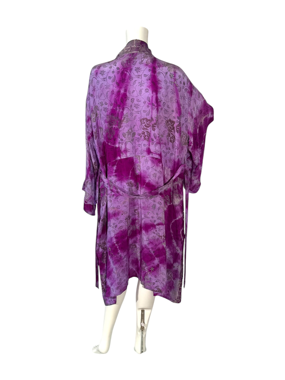 Back view of unisex kimono in purple vintage silk with small floral print san metallic embroidery