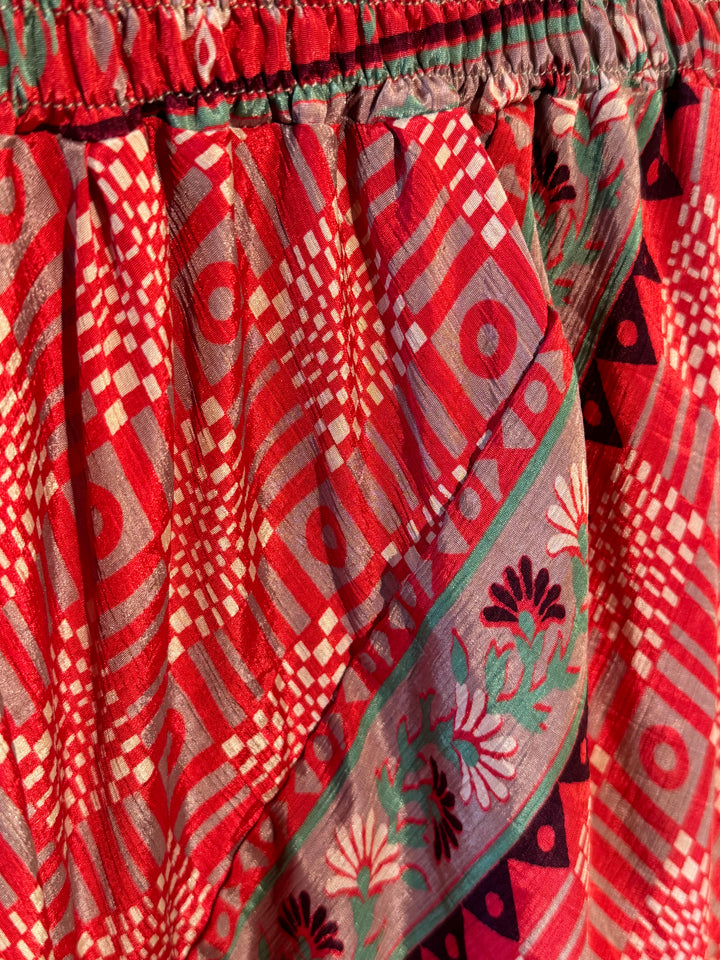 Red and white recycled silk crepe for best of both